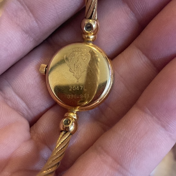 Gucci authentic ladies gold - mother of pearl bangle watch 100% authentic, used. - Picture 2 of 2